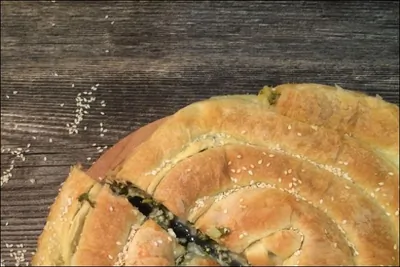 Слоеный пирог с сыром, творогом и зеленью