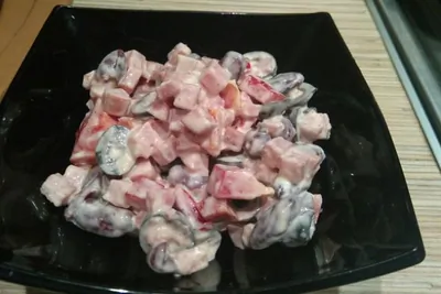 Салат с ветчиной, сладким перцем и красной фасолью