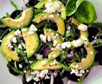 Салат со свеклой, авокадо, сыром фета и базиликом