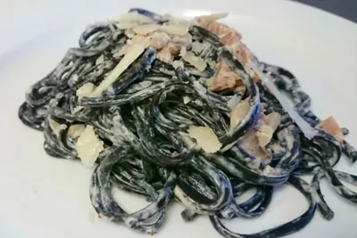 Паста с чернилами каракатицы и соусом карбонара