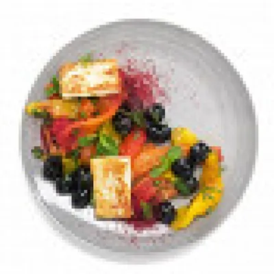 Салат с жареным халуми, сладким перцем и маслинами