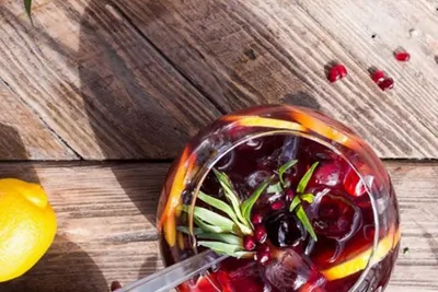 Красный пунш с гранатом и травами