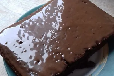Мокрый шоколадный кекс с глазурью