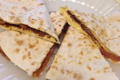 Яичные лепешки в лаваше с сыром и томатами