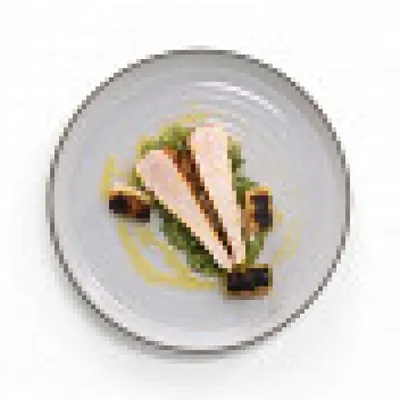 Куриные грудки гриль с луком-пореем конфи и песто из сезонных трав