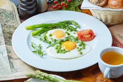 Яичница с молодым горошком и спаржей