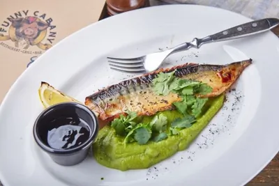 Скумбрия на гриле с пюре из горошка