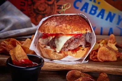 Бургер из оленины с картофельными чипсами