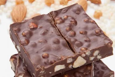 Шоколад с орехами и сухофруктами