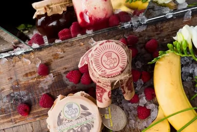 Бананово-абрикосовый фроузен с малиной