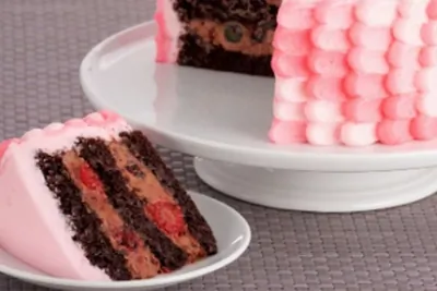 Шоколадно-ягодный торт с итальянским масляным кремом