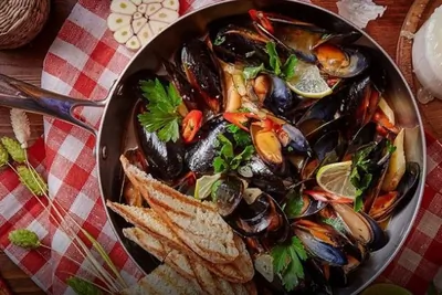 Сковорода мидий в остро-томатном соусе