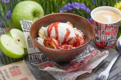 Каша овсяная с запеченными яблоками