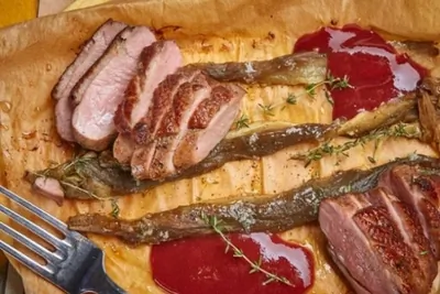 Утиная грудка с малиной