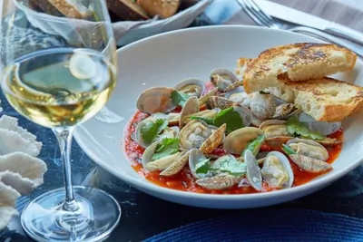 Сахалинские вонголе в пряном соусе