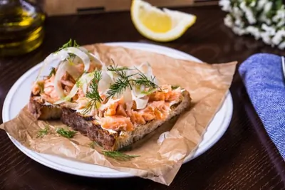 Брускетта с лососем, фенхелем и сыром