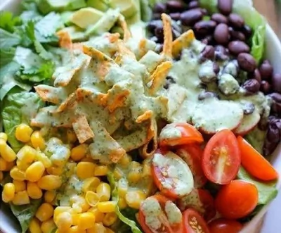 Салат с заправкой из кинзы и лайма