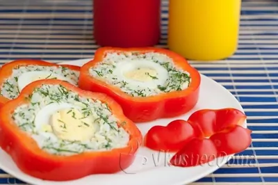 Свежий сладкий перец, фаршированный рисом, яйцом, сыром и зеленью