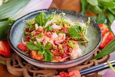 Салат из клубники с креветками и орехами