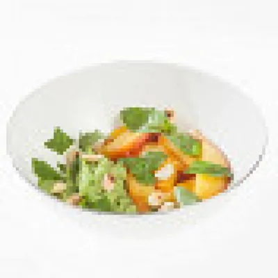 Мусс из авокадо с персиками и базиликом