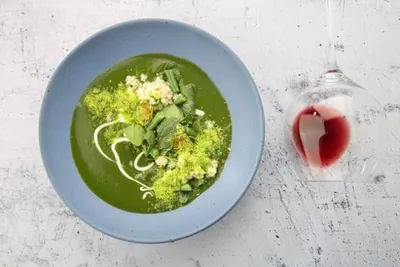 Крем-суп из шпината с кус-кусом и гороховой пылью