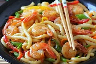 Лапша с креветками в соусе из авокадо