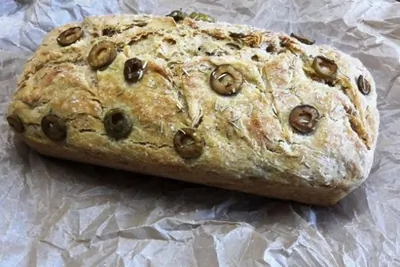 Хлеб с оливками и розмарином