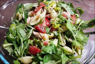 Тёплый салат из макарошек-кончиле, тунца и овощей