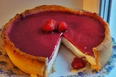 Песочный пирог с творогом и клубничным желе