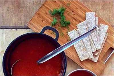 Томатный суп с фасолью и сыром