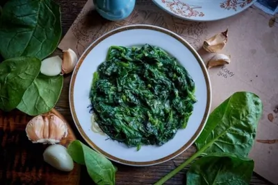 Испанахи с чесноком и зеленью