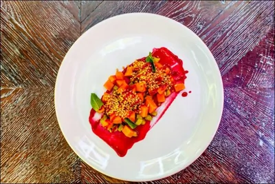 Тартар из папайи с воздушным рисом