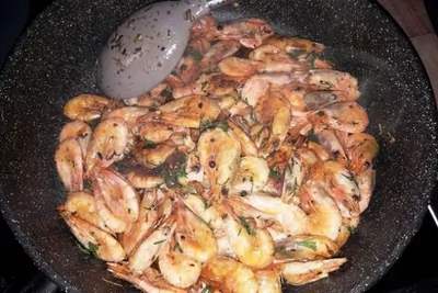 Креветки, жаренные в чесночном масле с зеленью