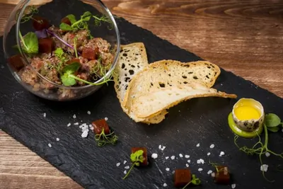 Тартар из мраморной говядины с соусом Васаби