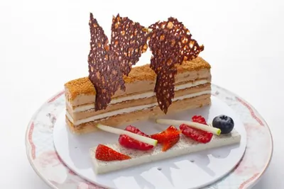 Медовик со свежими ягодами