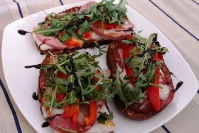 Брускетта с салями, рукколой, моцареллой и бальзамиком