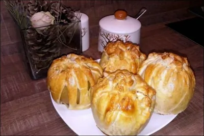 Запеченные яблоки в слоеном тесте