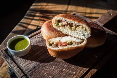 Перемячи с бараниной, сулугуни и авокадо