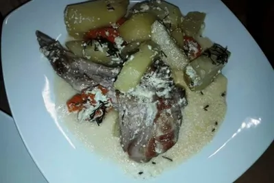 Кролик тушеный в сметане с картошкой и розмарином