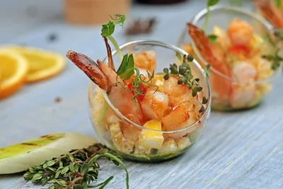 Салат из манго с креветками