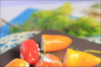 Закусочные перчики с начинкой из сыра и зелени