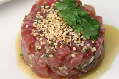 Тартар из дикого тунца с имбирно-медовым соусом и семенами кунжута