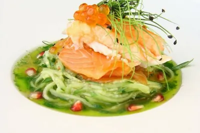 Спагетти из огурца с копченой форелью, камчатским крабом и соусом из оливкового масла, уксуса и кленового сиропа