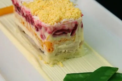 Сельдь под шубой с домашним майонезом, в сопровождении сладкого зеленого горошка и мини моркови