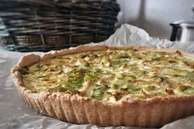 Киш с луком-пореем, курицей и карри