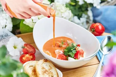 Гаспачо с крабом, страчателлой и сыром Шевре