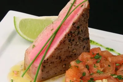 Обжаренное филе тунца с салатом из помидор