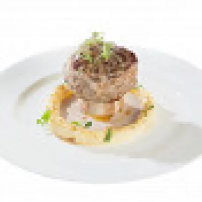 Филе миньон с фуа-гра и соусом из лисичек