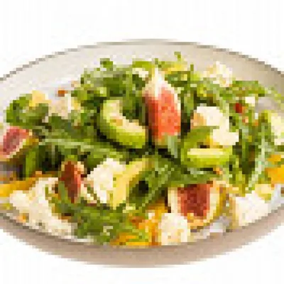 Салат с инжиром, авокадо и фермерским сыром