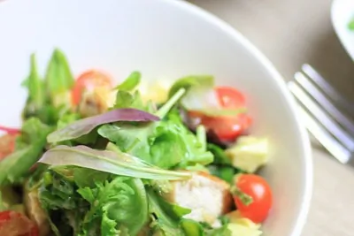 Салат с курицей и оливками